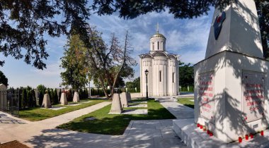 2. Dünya Savaşı 'ndan kalma Sovyet Savaş Mezarlığı ile Laa an der Thaya, Avusturya' daki Başmelek Michael Kilisesi