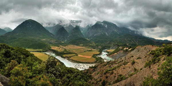 Montañas Paisaje y río Vjosa, Albania — Foto de Stock