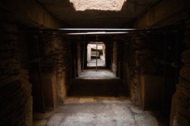 Antik yeraltı mezar koridoru Aksum, Tigray, Etiyopya kulelerinin altında.