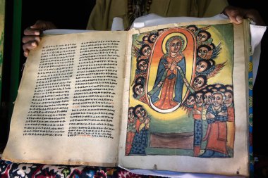 Aksum, Tigray, Etiyopya yakınlarındaki Pantalewon Manastırı 'nda sergilenen antik kutsal parşömen müsveddesi