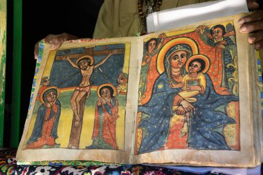 Aksum, Tigray, Etiyopya yakınlarındaki Pantalewon Manastırı 'nda sergilenen antik kutsal parşömen müsveddesi