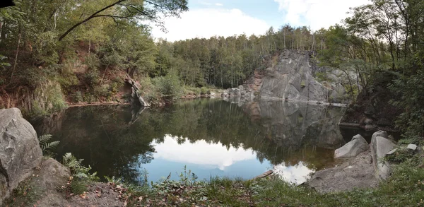 被遗弃的被洪水淹没的采石场 vycpalkuv lom — 图库照片