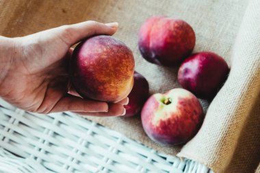 Beyaz tahta bir kutudan şeftali yerleştiriyorum.