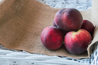 Raffia kumaş arka planında şeftali yakın plan