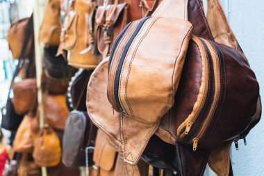 Odaklanmamış kahverengi deri bel çantalarının yakın görüntüsü