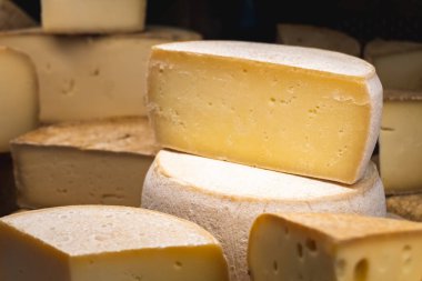 Farklı Fransız peynirlerinin yakın plan çekimleri