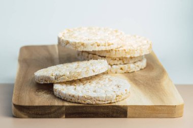 Mutfak tahtasının üzerinde sağlıklı pirinç kekleri..