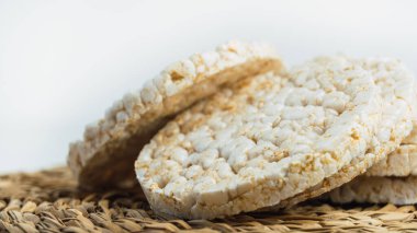 Kırsal arka planda sağlıklı pirinç kekleri.