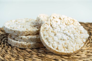 Kırsal arka planda sağlıklı pirinç kekleri.