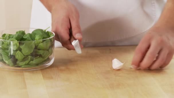 Dientes de ajo pelados — Vídeo de stock