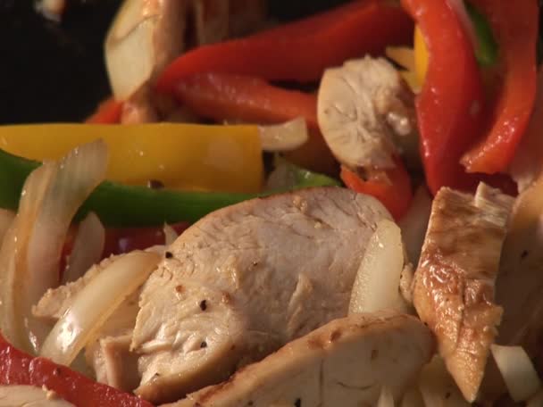 Cocinar verduras y filete de pechuga de pollo — Vídeos de Stock
