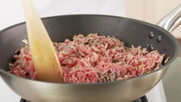 Carne picada sendo frita — Vídeo de Stock