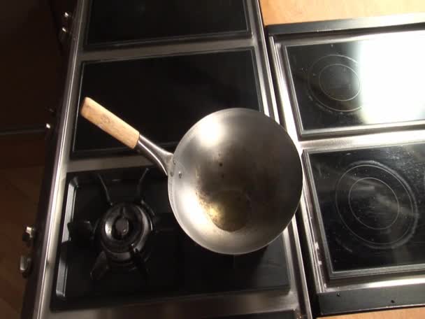 Garnalen ingebruikneming wok — Stockvideo