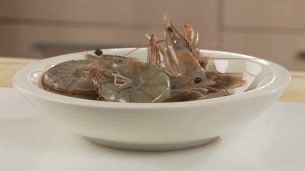 Fresh prawns in the plate — Stock Video