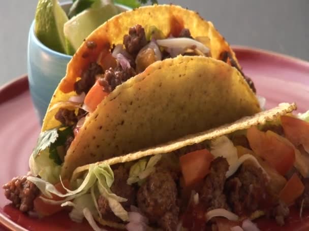 Taco-Schalen gefüllt mit Hackfleisch und Avocado — Stockvideo