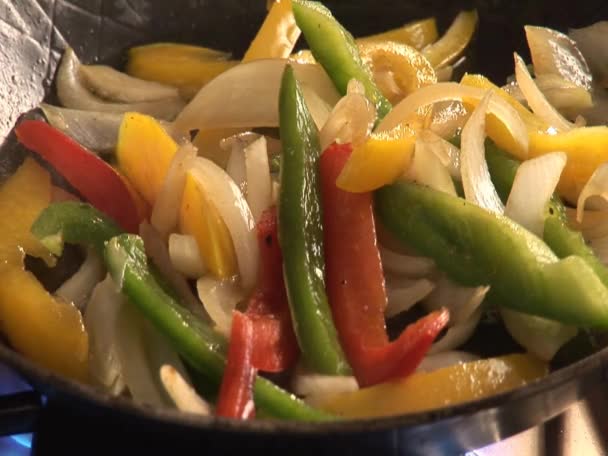 Salteando verduras en una sartén — Vídeos de Stock