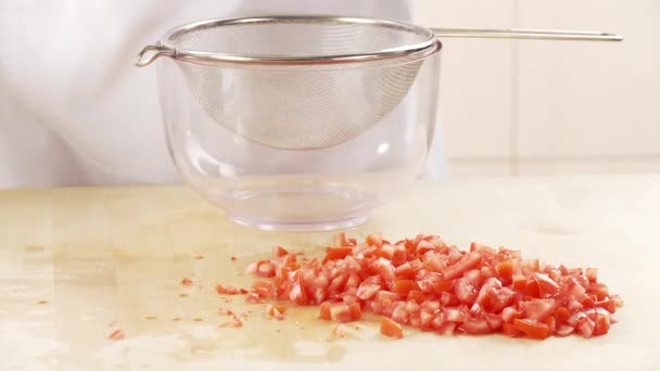 Tomate em cubos sendo drenado em uma peneira — Vídeo de Stock