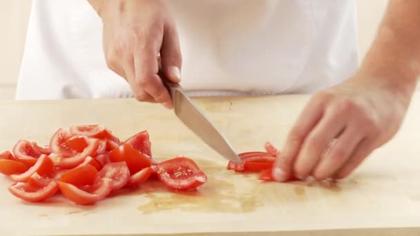 Очищений помідор нарізають — стокове відео