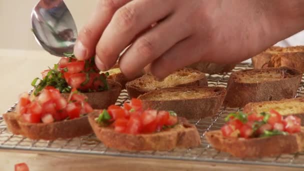 Rebanadas de baguette cubiertas con un tomate — Vídeo de stock