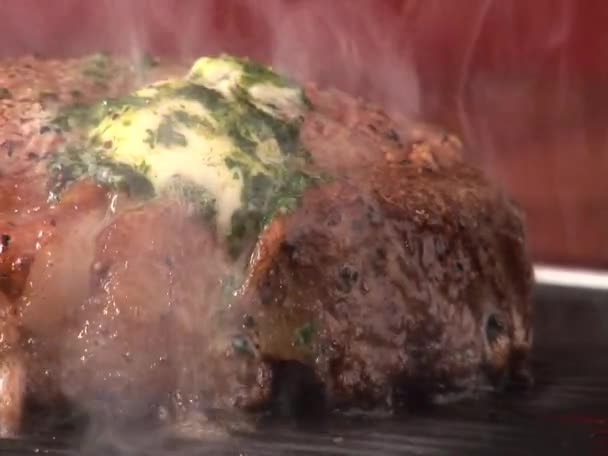 Steak mit schmelzender Kräuterbutter — Stockvideo