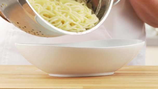 Спагетти в миске — стоковое видео