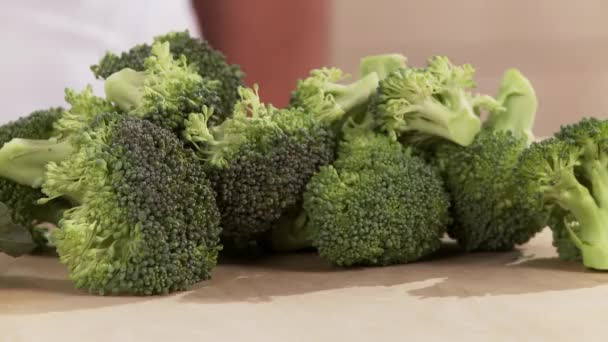 Brokkoliröschen und Brokkoli auf dem Tisch — Stockvideo