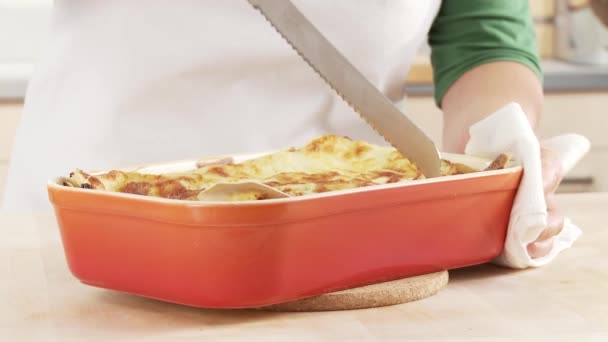 Lasagne in stukjes worden gesneden — Stockvideo