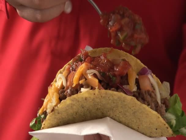 Taco-Schale gefüllt — Stockvideo