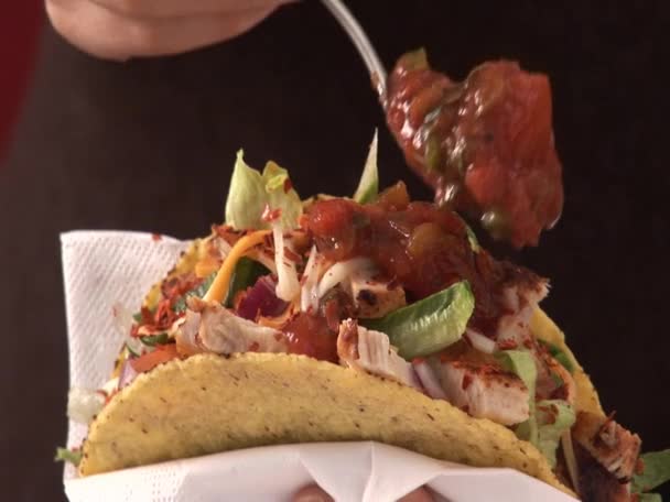 Taco taze kişniş ile süsleme — Stok video