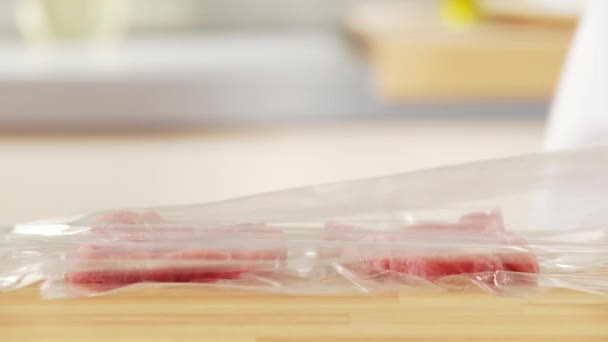 Escalopes worden tenderised tussen lagen van clingfilm — Stockvideo