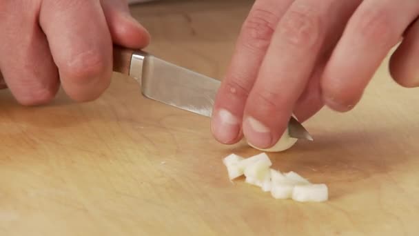 Knoflook wordt gehakt — Stockvideo