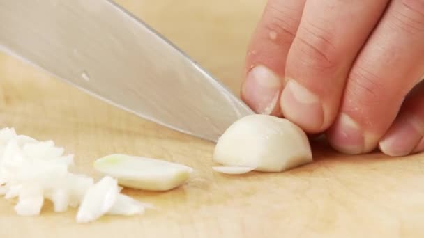 Garlic clove being chopped — Stock Video