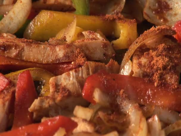 Cottura verdure e filetto di petto di pollo — Video Stock