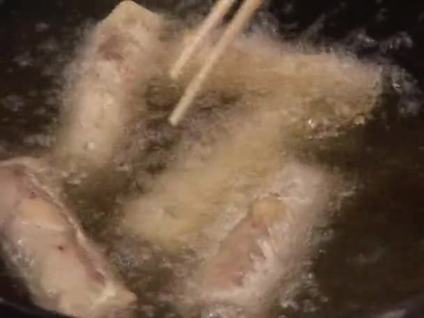 Rolos de mola de fritura — Vídeo de Stock