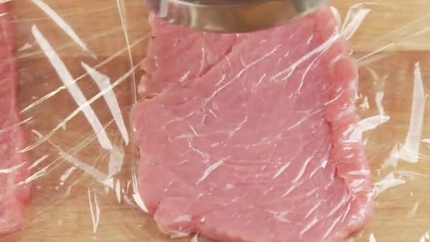 Tenderized wordt escalopes vastklampen film — Stockvideo