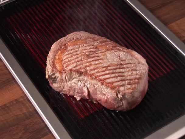 Grillen biefstuk op grill — Stockvideo