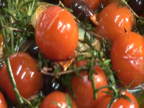 Frying tomatoes, garlic, olives and herbs — Stock Video