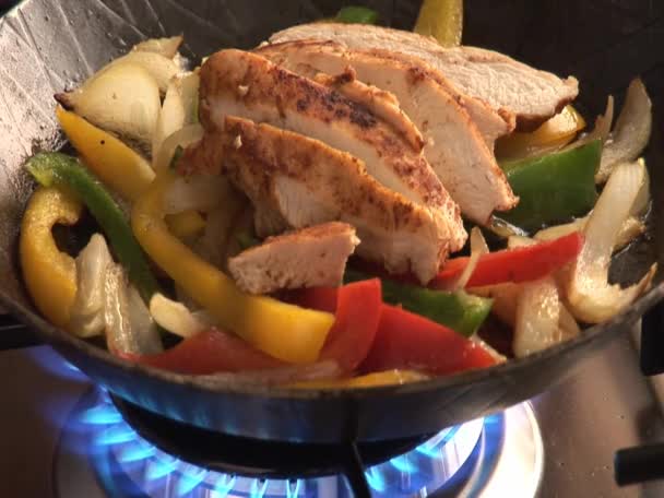 Sayuran dan fillet dada ayam dalam penggorengan — Stok Video