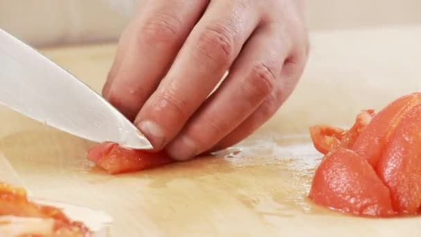 Очищений помідор нарізають — стокове відео