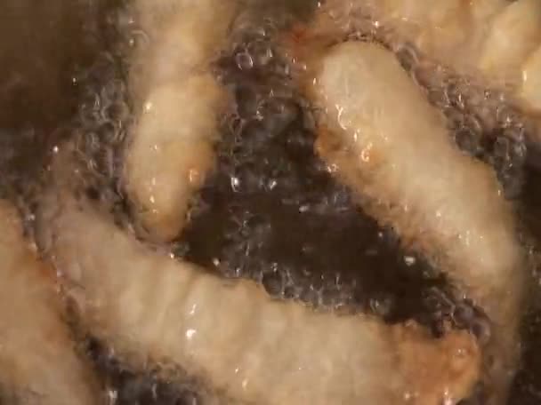 Креветки во фритюре — стоковое видео