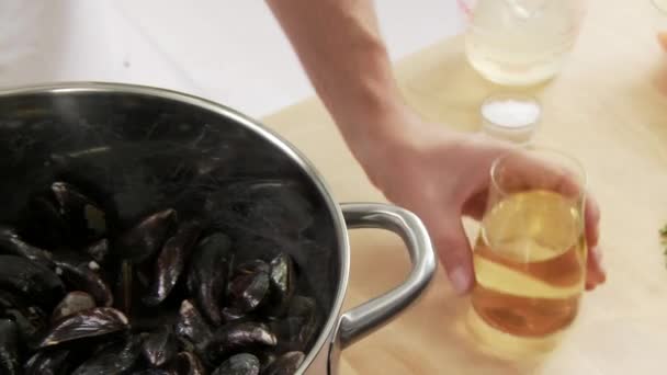 Vino aggiunto alle cozze — Video Stock