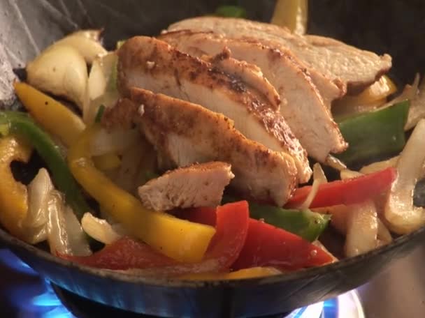 Cocinar verduras y filete de pechuga de pollo — Vídeos de Stock