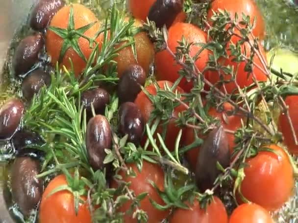 Frituren knoflook, olijven, tomaten en kruiden — Stockvideo