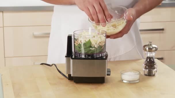 Pesto-Zutaten im Mixer — Stockvideo