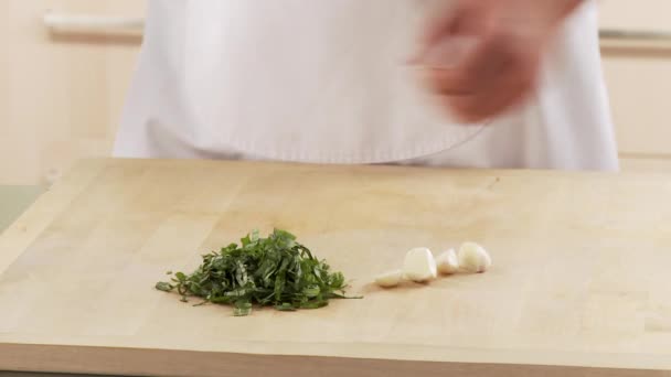 Tomates étant renversées dans un bol — Video