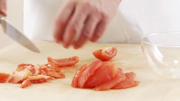 Tomate pelée coupée en quartiers — Video