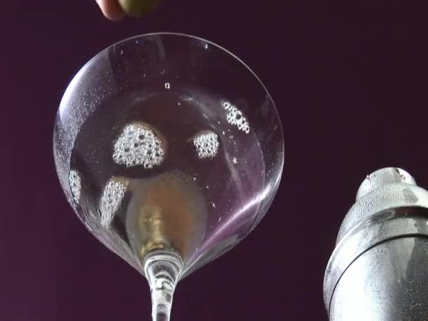 Martini decorativo con aceituna — Vídeo de stock