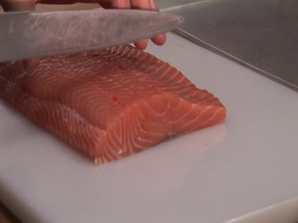 Affettare il filetto di salmone — Video Stock