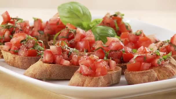 Rostat bröd toppad med tomater — Stockvideo