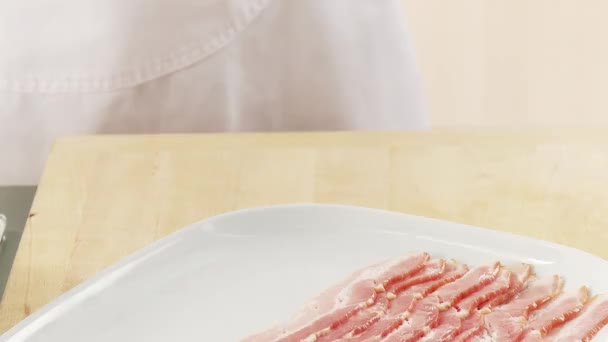 Plátků odkrojte ze slaniny a kuchyňského papíru jsou uvedeny — Stock video